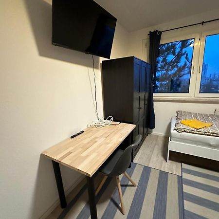 Ideal Fuer Monteure. 3 Zimmer Apartment Mit Kueche, Waschmaschine, Wifi Usw... . Halle  Exterior foto