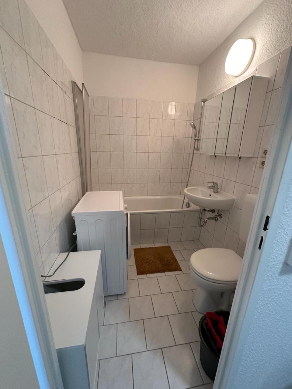 Ideal Fuer Monteure. 3 Zimmer Apartment Mit Kueche, Waschmaschine, Wifi Usw... . Halle  Exterior foto